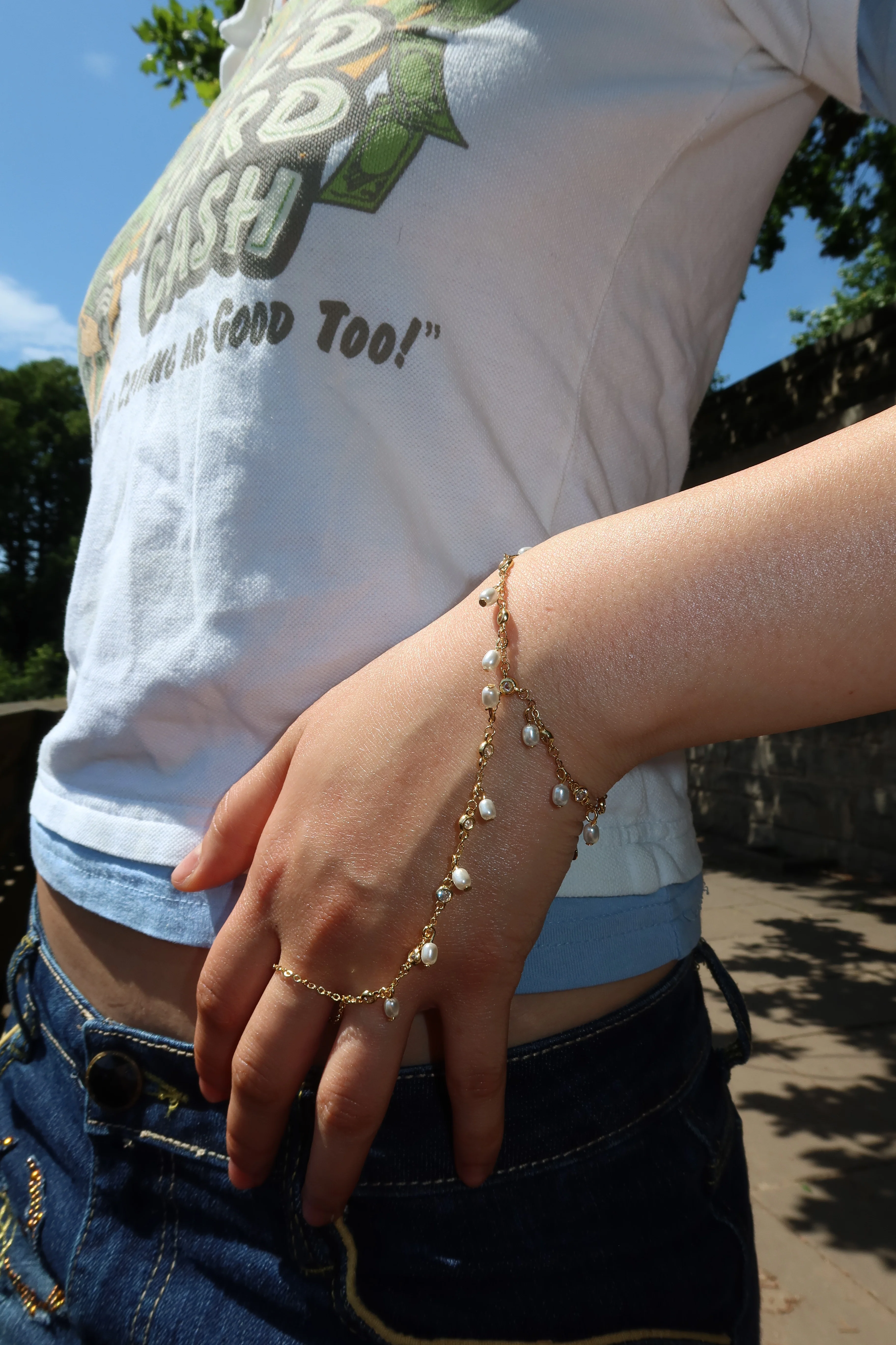 SHIMMER PEARL HAND CHAIN - Image 4