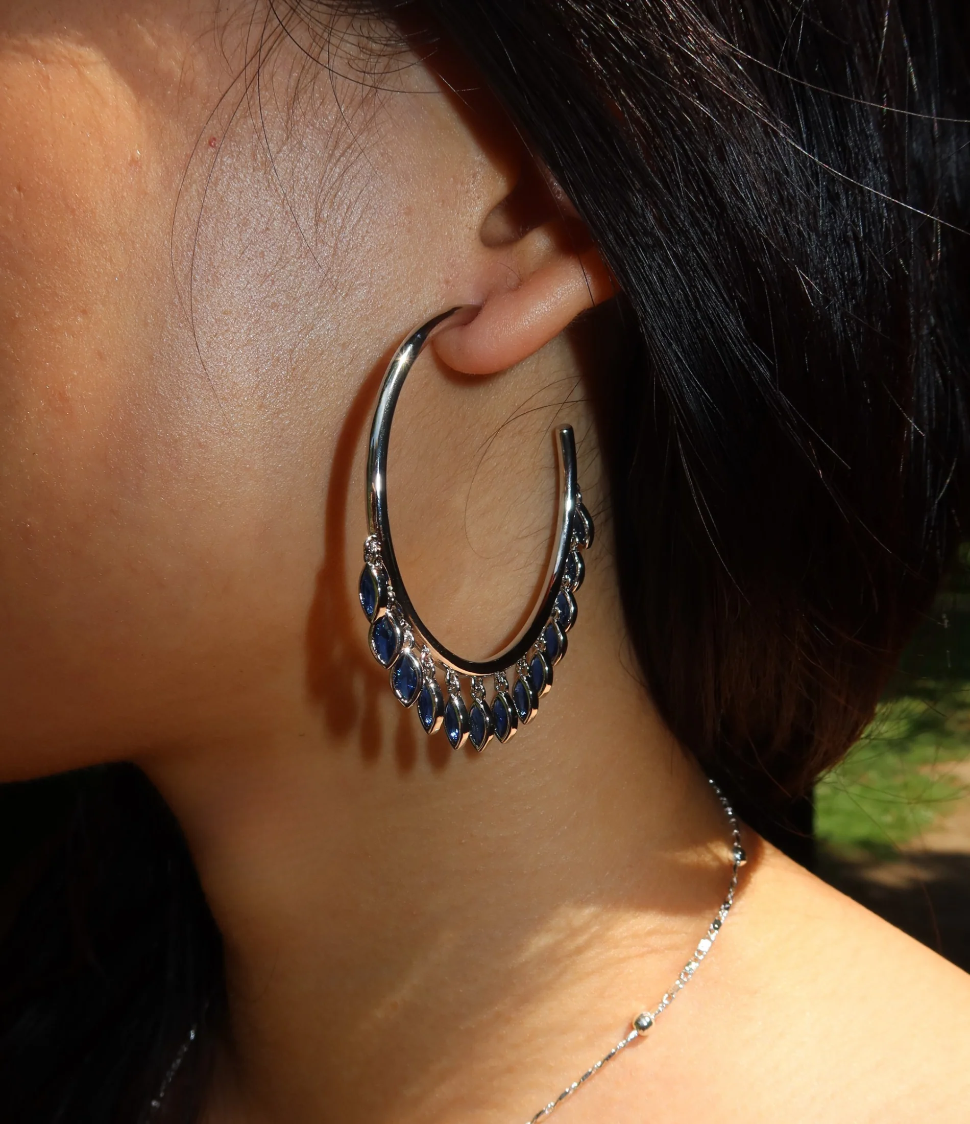 VIVIAN EARRINGS IN BLUE - Image 4